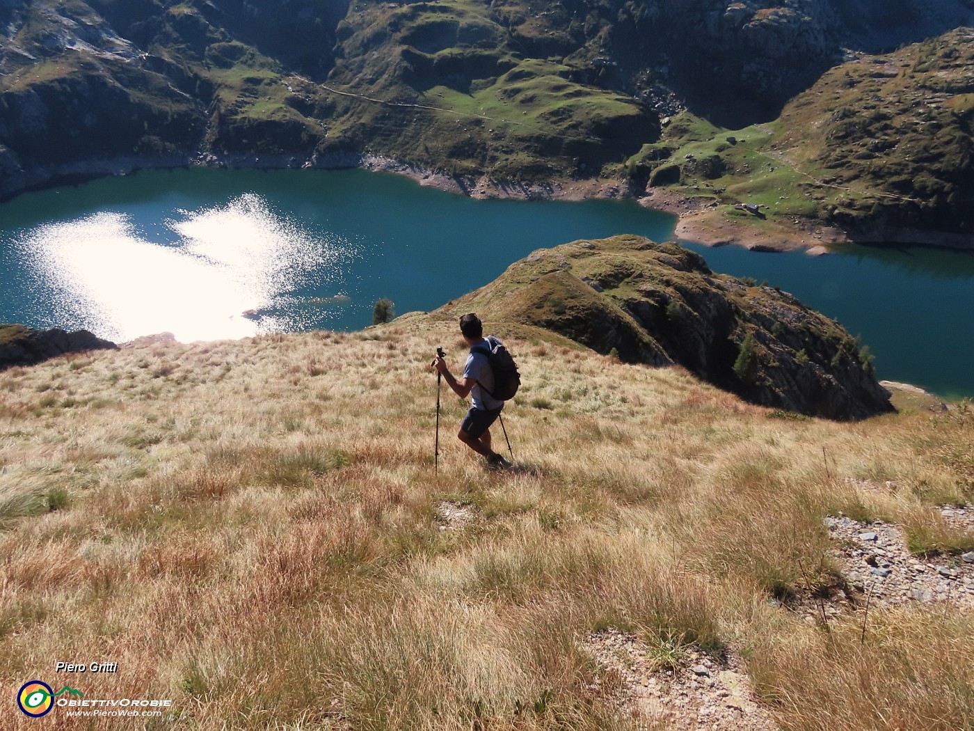 58 Scendendo per labili tracce e a vista verso i Laghi Gemelli.JPG